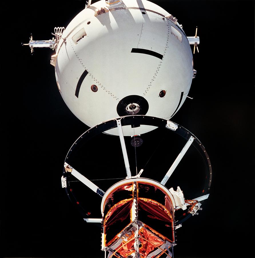 STS-75: TSS boom deployed into space with the satellite attached to shuttle via tether